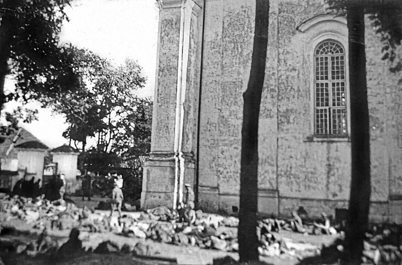 Раненные во дворе ружанской церкви
